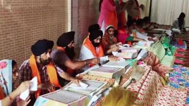 गंगानगर: धन धन बाबा दीप सिंह गुरुद्वारे में संगतो द्वारा श्री गुरु ग्रंथ साहिब जी के सवरूपों की गुरु स्नान सेवा की गई