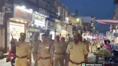 शाहजहांपुर: पुलिस अधीक्षक के निर्देशन में त्योहारों को शांतिपूर्ण सकुशल संपन्न कराने को कई थानों की पुलिस ने की चेकिंग पैदल गस्त