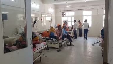 उन्नाव: उन्नाव के सहजनी मोड़ के पास दो बाइक आपस मे टकराई दोनो बाइक सवार युवक हुए घायल जिला अस्पताल ने कराया गया भर्ती