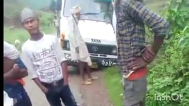 सिंगरौली: चितरंगी में मिनी ट्रक अनियंत्रित होकर सड़क किनारे नाली में घुसा, बाल-बाल बचे यात्री