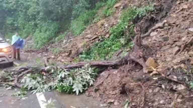 शिमला ग्रामीण: ग्रामीण शिमला के खबारा चौकी क्षेत्र में भूस्खलन के कारण कुछ समय तक मार्ग रहा बाधित