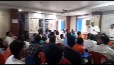 नारी कल्याण संस्थान के सभी प्रशिक्षिको को प्रशिक्षण देते हुए डॉ सूर्य भूषण पांडेय जी