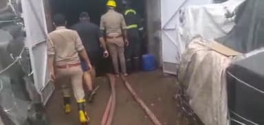 कानपुर: सीसामऊ के कानपुर टेनरी स्थित मोटर सेल्स कारपोरेशन के गोदाम में लगी भीषण आग,फायर बिग्रेड कर रही आग बुझाने का प्रयास