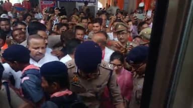 गोरखपुर: वंदे भारत एक्सप्रेस ट्रेन गोरखपुर रेलवे स्टेशन के प्लेटफार्म नंबर-2 से फूल होकर हुई रवाना- मुख्य जनसम्पर्क अधिकारी