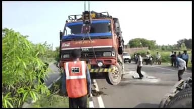 रायबरेली: गोझारी मोड़ के पास खराब खड़े DCM को रोडवेज बस ने मारी टक्कर, DCM चालक की दबकर हुई मौत व बस में सवारियां हुई मामूली घायल