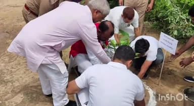 शाहजहांपुर: भाजपा विधायक चेतराम एवं हरि प्रकाश वर्मा ने रिजर्व पुलिस लाइन में एसपी अशोक कुमार मीणा के साथ किया वृक्षारोपण