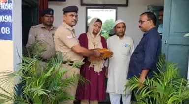 बहराइच: RPF टीम ने दिल्ली से बहराइच दरगाह जियारत करने आई महिला का ट्रेन में खोया पर्स व मोबाइल बरामद कर किया महिला के हवाले