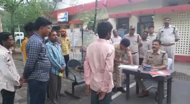 सिंगरौली: क्षेत्र में अमन चयन कायम रखने हेतु थाना मोरवा पर हुई निगरानी बदमाशो की परेड निरीक्षक ने दिलाई अपराध न करने की शपथ