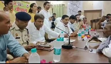 इटावा: बसरेहर में सांसद रामशंकर कठेरिया ने जन चौपाल लगाकर लोगों की सुनी समस्याएं, अधिकारियों को दिए दिशा निर्देश