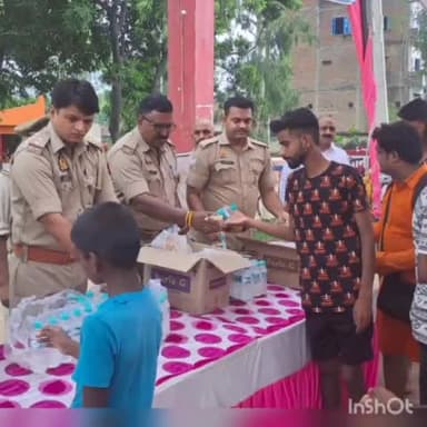 मड़ियाहू: रामपुर थाना अध्यक्ष चंदन राय ने कांवरियों की सेवा के लिए लगवाई शिविर कांवरियों के पैर में पड़े छालों पर लगवाए मलहम पट्टी