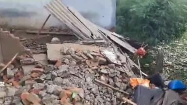 धनौरा: गांव लालपुरी खाबड़ी में तीन दिन से हो रही बारिश के कारण एक गरीब व्यक्ति के मकान की छत गिरी