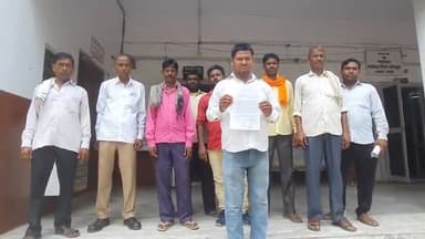 रामपुर: ग्राम हरजीपुर के ग्रामीणों ने कलेक्ट्रेट पहुँचकर प्राथमिक स्कूल को कब्ज़ा मुक्त कराने की माँग की