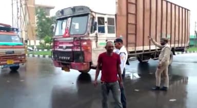 हापुड़: ततारपुर चेक पोस्ट पर कांवड़ यात्रा को लेकर रूट डायवर्जन का उल्लंघन करने पर एक ट्रक को किया गया सीज, 2 के काटे गए चालान