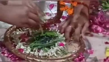 करछना: सावन के पहले सोमवार पर नैनी के सोमेश्वर महादेव मंदिर पर उमड़ी शिव भक्तों की भीड़,देर शाम तक शिव भक्तों ने किया जलाभिषेक