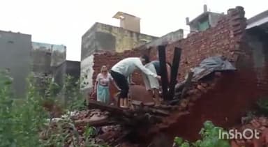 हापुड़: मोहल्ला शिवगढ़ी में लगातार हो रही बारिश के कारण मकान का एक हिस्सा भरभराकर गिरा, बाल-बाल बची परिवार की जान