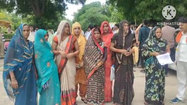 फिरोज़ाबाद: मनरेगा महिला मेट ग्रामीण विकास समिति ने दबरई स्थित डीएम कार्यालय पर दिया पांच सूत्रीय मांगों को लेकर धरना