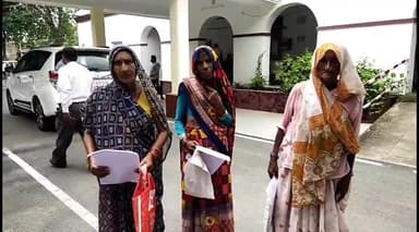 इटावा: कृपालपुर गांव की रहने वाली बुज़ुर्ग महिलाओं को एक वर्ष से नही मिल रही पेंशन,अधिकारियों एक लगा रही चक्कर,डीएम से लगाई गुहा