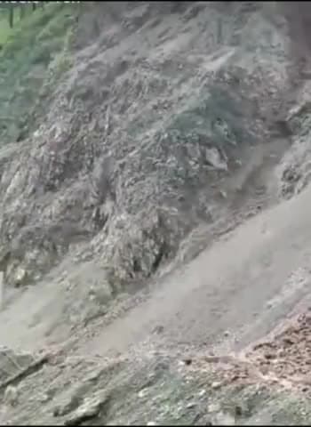 देवाल: देवाल खेता मानमती मोटर सड़क मार्ग 2 दिन से बंद कांग्रेसियों ने प्रशासन से जल्द खोलने की की मांग