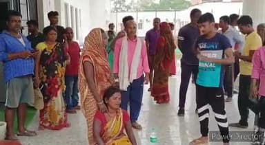 कहरा: बिजली करेंट के चपेट में महिला गंभीर रूप से झुलसी,अस्पताल लाने के दौरान रास्ते मे हुई मौत,घटना वनगांव थाना के वनगांव का