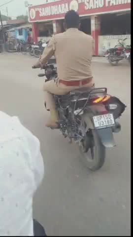 कानपुर: नौबस्ता की गल्ला मंडी के पास बिना हेलमेट के बाइक चलाते हुए  पुलिसकर्मी फोटो हुआ वायरल
जांच में जुटी पुलिस