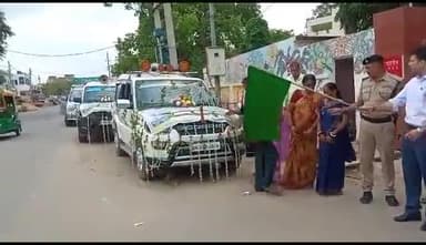 जहानाबाद: DM आवास के पास से जिलाधिकारी रिची पांडे ने विशेष नामांकन अभियान को लेकर हरी झंडी दिखाकर जागरूकता वाहन को किया रवाना
