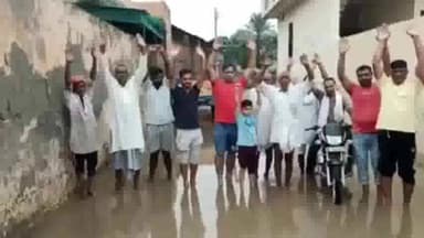 असंध: गांव उपलाना में तालाब ओवर फ्लो होने से गंदा पानी घरों में घुसा, ग्रामीणों ने किया रोष प्रदर्शन
