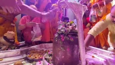 कन्नौज: सावन के पहले सोमवार के अवसर पर सिद्ध पीठ बाबा गौरी शंकर मंदिर पहुंचे भक्तों ने किए बाबा के दर्शन