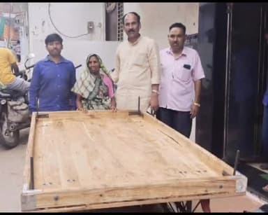 ग्वालियर गिर्द: रोजगार के लिए बुजुर्ग महिला को नगर निगम के सभापति मनोज तोमर ने प्रदान किया हाथ ठेला