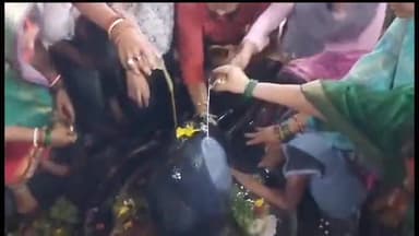 बेतिया: सागर पोखर स्थित मनोकामना शिव मंदिर में सावन की पहली सोमवारी में उमड़ी भक्तों की भारी भीड़