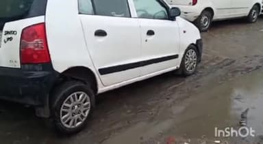 हापुड़: मौ. मजीदपुरा मैं तेज बारिश के चलते सड़क धंसने से कार फंसी, स्थानीय लोगों ने कड़ी मशक्कत कर फंसी कार को बाहर निकाला