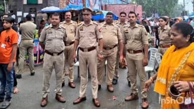 आगरा: जिले के शिव मंदिरों में पुलिस ने चेकिंग के बाद श्रद्धालुओं को मंदिर में दिया प्रवेश, मंदिरों में पुलिस रही तैनात
