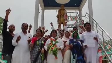 गोरखपुर: बढ़ती महंगाई के विरोध में जिला कांग्रेस के कार्यकर्ताओं ने गोलघर स्थित गांधी प्रतिमा पर दिया धरना