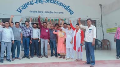 पीरटांड: पीरटांड़ प्रखंड मुख्यालय के ब्लॉक परिसर में मंगलवार को ब्लॉककर्मियों ने जनसेवकों के समर्थन में काला बिल्ला लगाकर किया काम