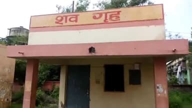 इटावा: अड्डा हड़ोली में तालाब में डूबकर 17 वर्षीय किशोर की हुई मौत, मोर्चरी में शव रखवाकर पोस्टमार्टम प्रकिया में जुटी पुलिस