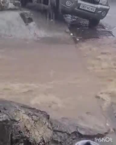 नरेन्द्रनगर: लगातार हो रही भारी बरसात से मुनिकीरेती क्षेत्र में हालात हुए खराब, सड़कों पर बहे दोपहिया वाहन