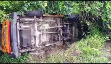 हापुड़: गांव कनिया मार्ग पर स्कूली बच्चों से भरी वैन अनियंत्रित होकर पलटी, 5 बच्चे मामूली रूप से हुए घायल