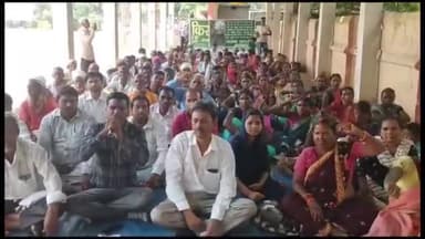 गिरिडीह: पचंबा पुलिस द्वारा 1 युवक को छेड़खानी के गलत आरोप में जेल भेजे जाने को लेकर किसान मंच ने झंडा मैदान में दिया धरना