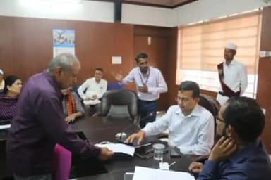 होशंगाबाद नगर: नर्मदापुरम जिला कलेक्टर कार्यालय में जनसुनवाई में आए आवेदनों का कलेक्टर नीरज कुमार सिंह ने किया निराकरण