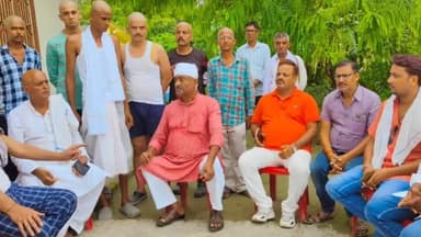 कांटी: पूर्व मंत्री अजीत कुमार के नेतृत्व में ब्राह्मण भूमिहार सामाजिक प्रांत का प्रतिनिधिमंडल सकरा में मृतक के परिजनों से मिला