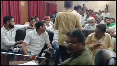 धनौरा: गजरौला नगर पालिका में टैक्सी स्टैंड की बोली को लेकर जमकर हुआ हंगामा 18 लाख हजार में हुई नीलामी ठेकेदारों में हुई नोकझोंक