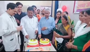 आज़मगढ़: महिला अस्पताल में कन्या जन्मोंत्सव कार्यक्रम का हुआ आयोजन, DM नवजात शिशुओं की माताओं को दिया बेबी किट