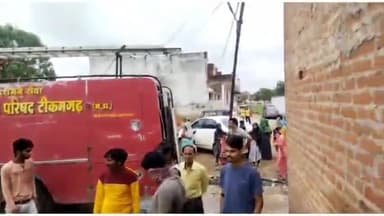 टीकमगढ़: जेल के सामने वाले मोहल्ले में खाना बनाते समय सिलेंडर में लगी आग, एक महिला सहित 4 लोग झुलसे