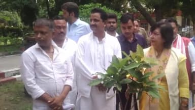 रायबरेली: रायबरेली के निरीक्षण भवन में राज्यमंत्री प्रतिभा शुक्ला ने किया पौधारोपण तथा स्कूली बच्चों को किया प्रेरित