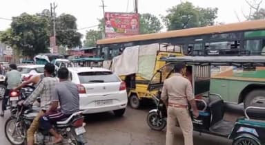 नौगावां सादात: रूट डायवर्जन के चलते नौगावां कस्बे में लगा जाम, घंटों की मशक्कत के बाद पुलिस ने बमुश्किल खुलवाया