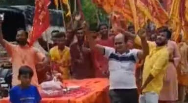 नौगावां सादात: गाँव पृथ्वीपुर सराय से निकाली गई बालाजी महाराज की शोभायात्रा, कताई मील के सामने हुआ स्वागत