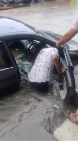 सिडकुल क्षेत्र के तमाम गांव में बारिश से जीवन अस्त-व्यस्त कार में बरसात का घुसा पानी #बरसात #सिडकुल #बरसातीपानी