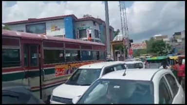 इटावा: मुग़लरोड पर भीषण जाम लगने से प्रभावित हुआ यातायात,रोडवेज बसों समेत अन्य वाहन जाम में फंसे,पुलिस ने खुलवाया जाम