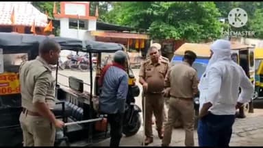 प्रतापगढ़: प्रतापगढ़ सड़क हादसे के 12 की मौत के बाद जागा पुलिस प्रशासन ट्रेजरी चौराहेअधिक सवारी भरने पर 2 दर्जन टेम्पो किया चालान