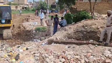 गंगानगर: श्रीगंगानगर के पुरानी आबादी में नगर परिषद द्वारा हटाए गए अतिक्रमण, पुलिस जाब्ता भी रहा माजुद