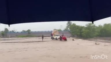 नरेन्द्रनगर: बीन नदी में फंसा कांवड़ियों का वाहन, पुलिस ने  बड़ी मशक़्क़त के बाद निकाला